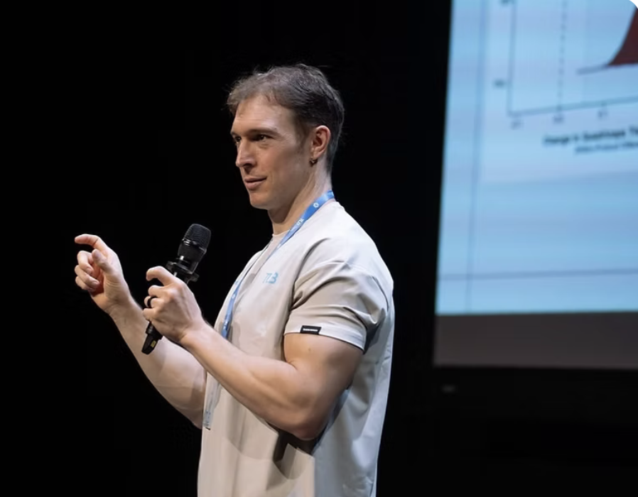 Eric Helms durante un intervento